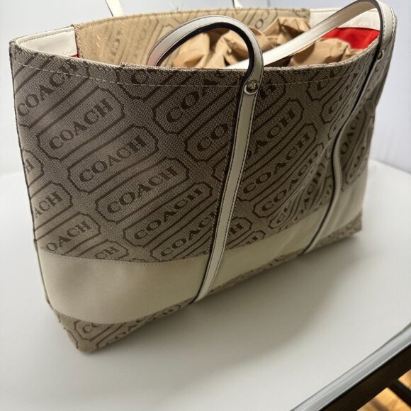 Coach Signature Canvas - Picture 2 of 4